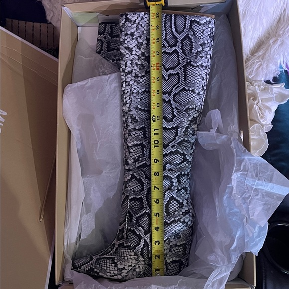 Michael Kors Black and White Snake Print Heeled Boots, PLEASE MAKE OFFERS!! - Picture 7 of 10